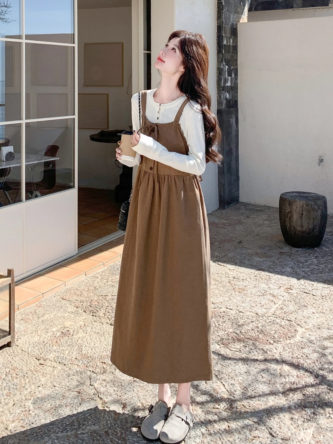 

Нежный художественный комплект из двух предметов: платье-халтер цвета хаки и футболка, женский, весна 2026, новый стиль, с завышенной талией, укороченный