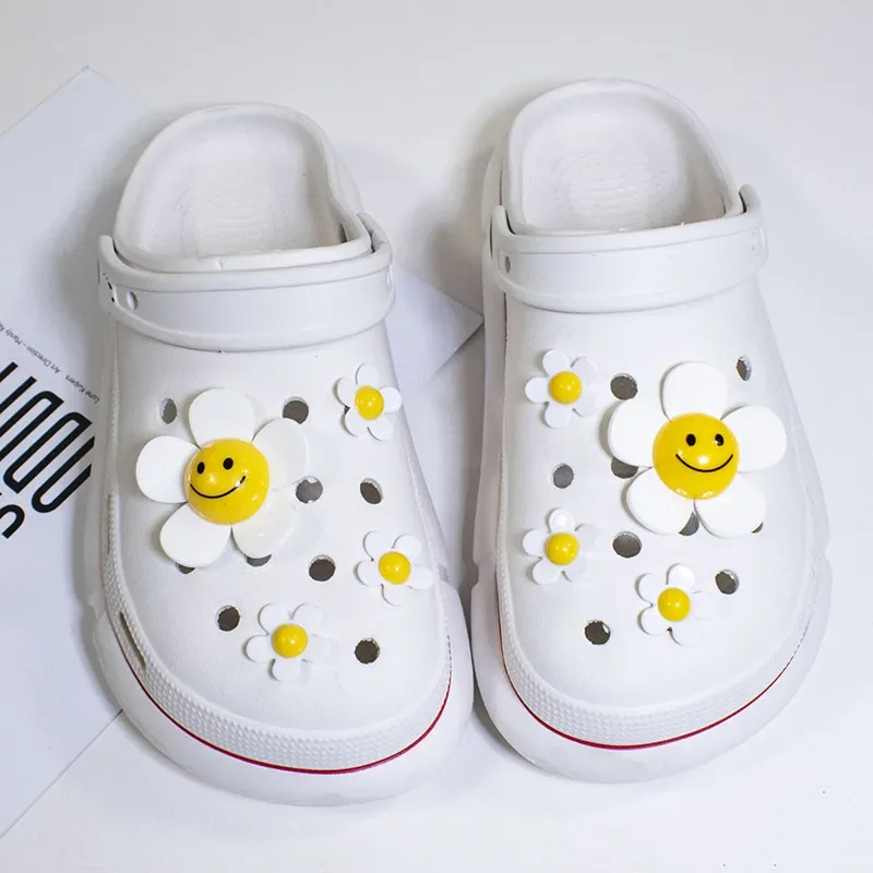 Hot sales New Cute Smiley Flower Decoration Shoe Decoration Small Daisy Shoe Flower Decoration Buckle Finished Product Removable