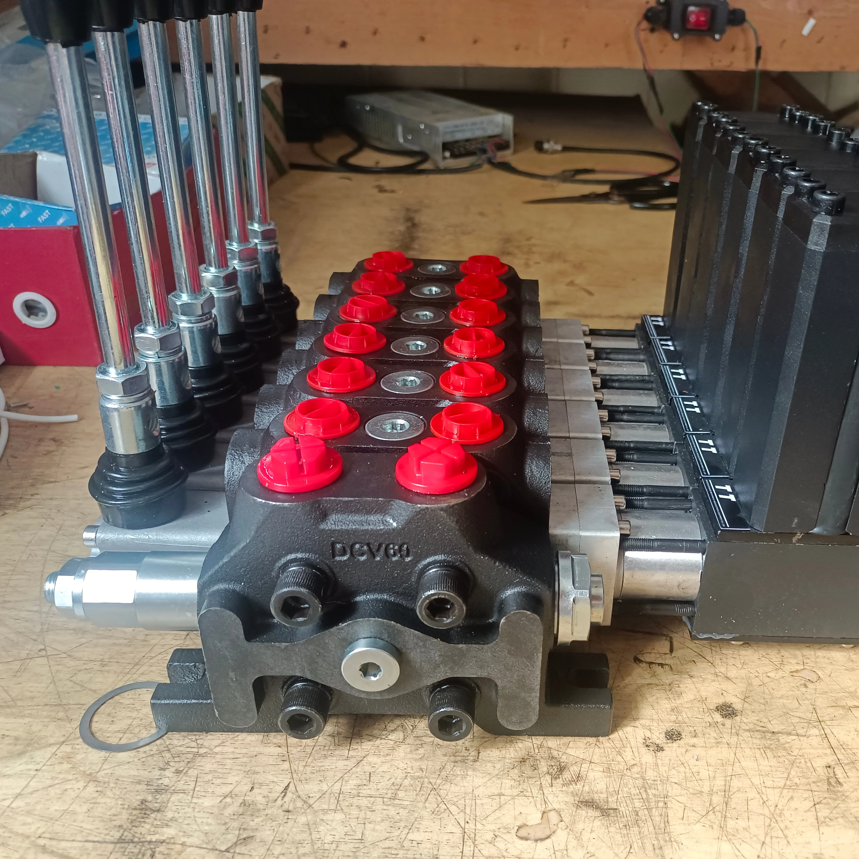 12/24V Waterproof Hydraulic Cylinder with 6 Operating Levers Zoomlion Brand Engine and Motor Core Components