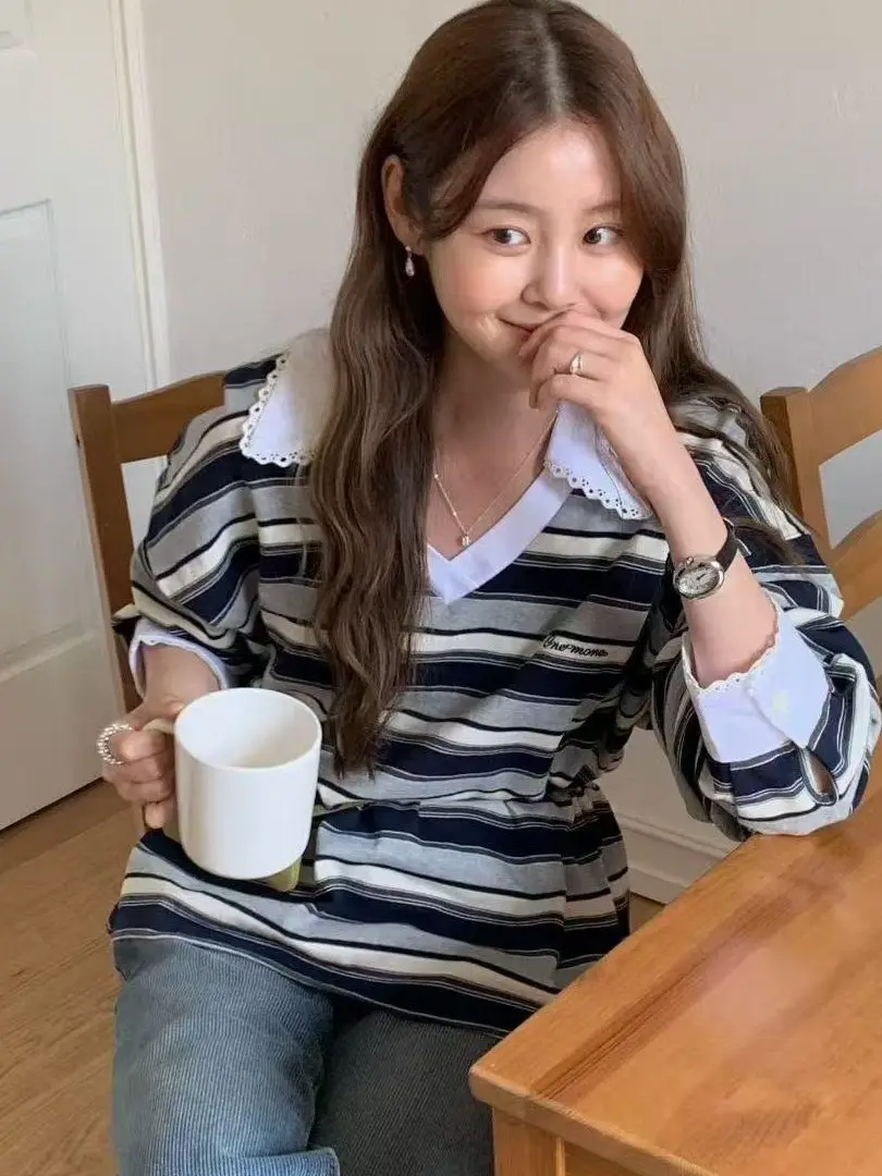 

Модная женская футболка с длинным рукавом, прямой крой, V-образный вырез, кружевные полоски, универсальный топ, премиальная одежда для женщин от Dongda Gate