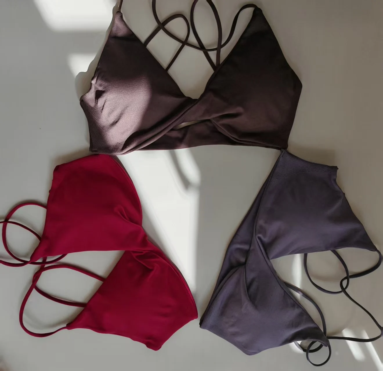 Sujetador deportivo de yoga para mujer con espalda cruzada, cuello en V, sin costuras, con almohadillas extraíbles, top deportivo sin espalda para gimnasio y running