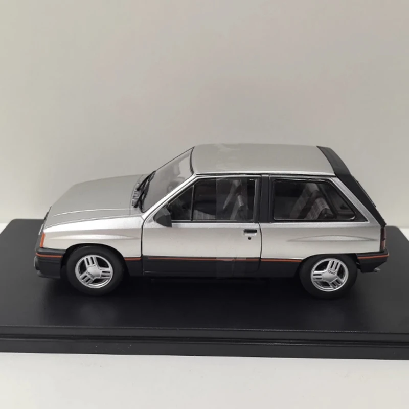 

WHITEBOX 1/24 OPEL CORSA A SR сплав, имитация модели автомобиля, статическая коллекция, украшенные праздничные подарки, игрушки, сувенирный подарок