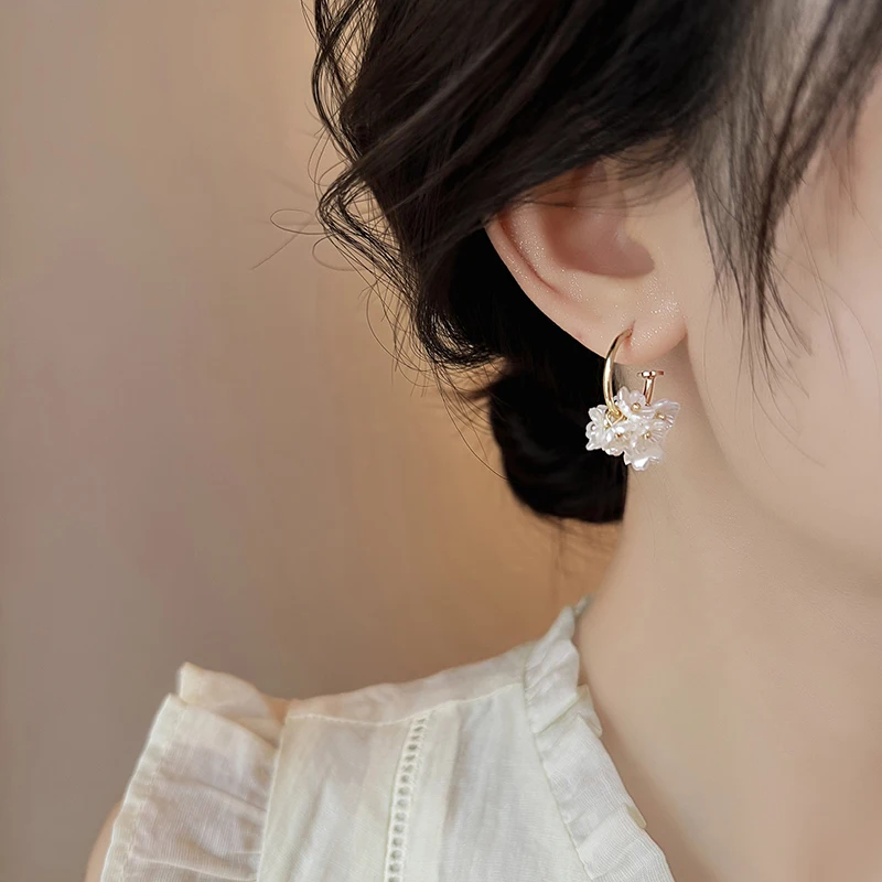 Weiße Blumen-C-förmige Creolen, elegante, vergoldete florale Ohrringe für romantische Frauen, Schmuck für Hochzeit, Alltag und Partys. – Detail 5