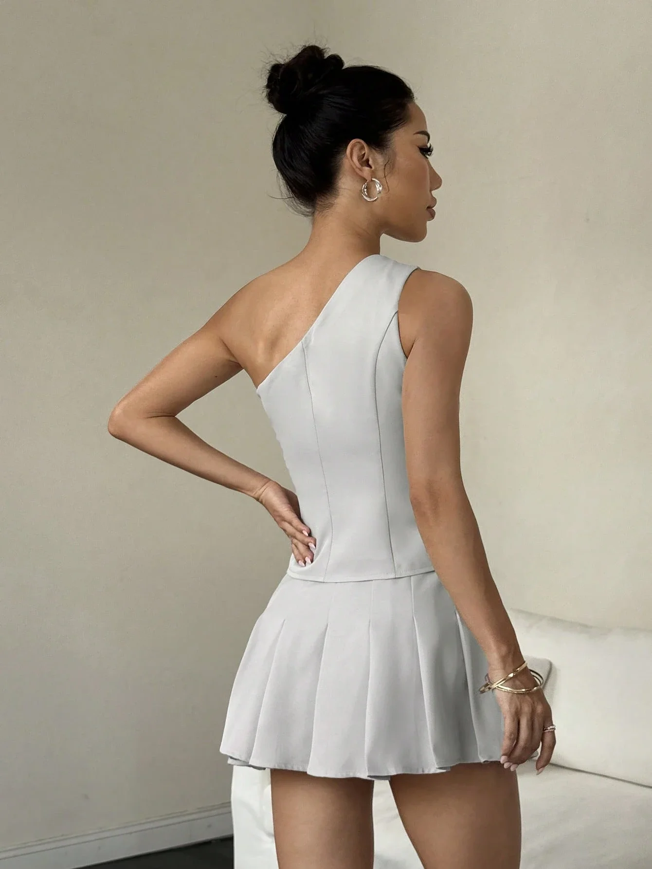 

Асимметричный комплект с плиссированной юбкой и топом без рукавов на одной пуговице