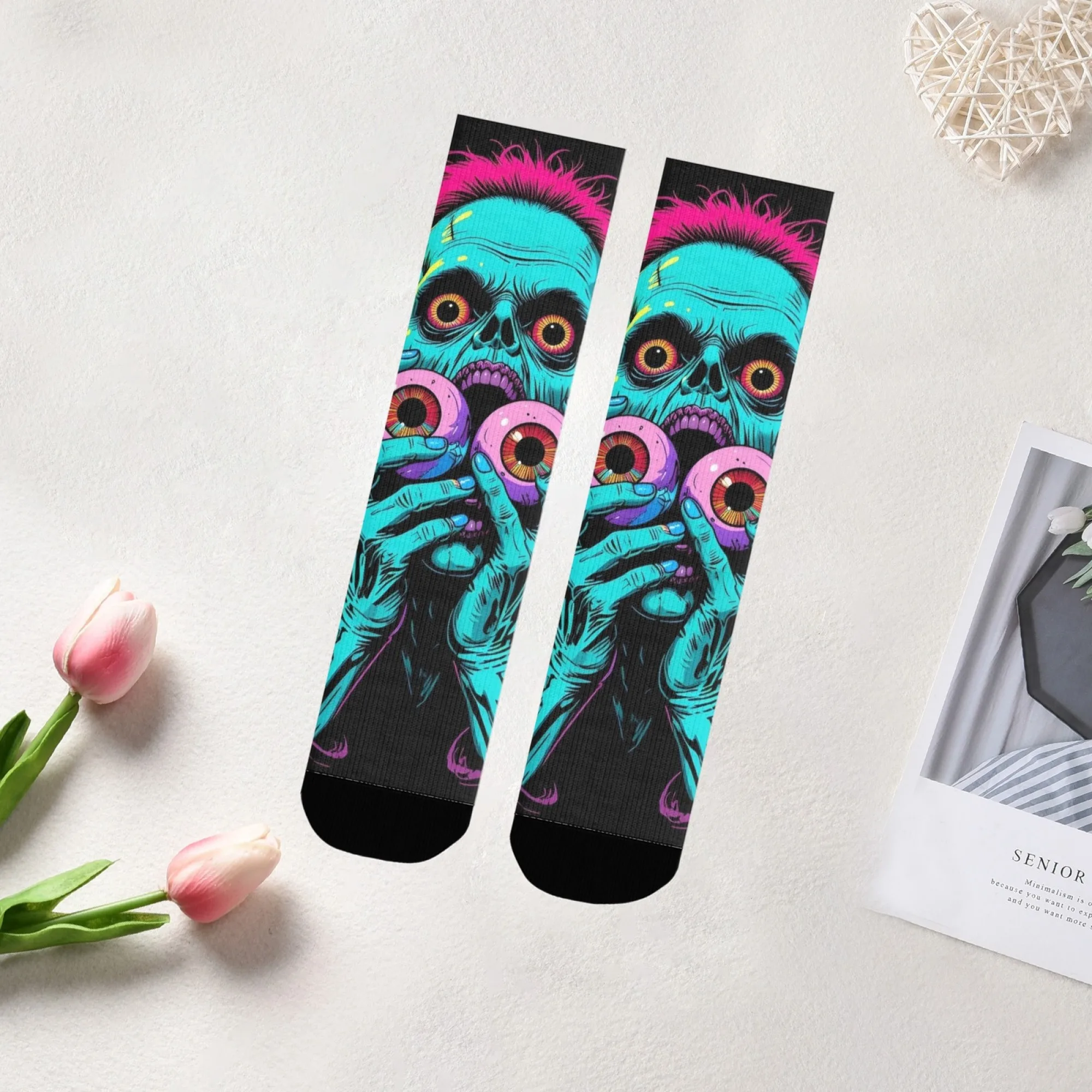 Atmungsaktive Rebellious Skull Crew-Socken, dunkelviolett, mit lebendigen Totenkopf-Druck im Graffiti-Stil, bequem für Punk-Konzerte