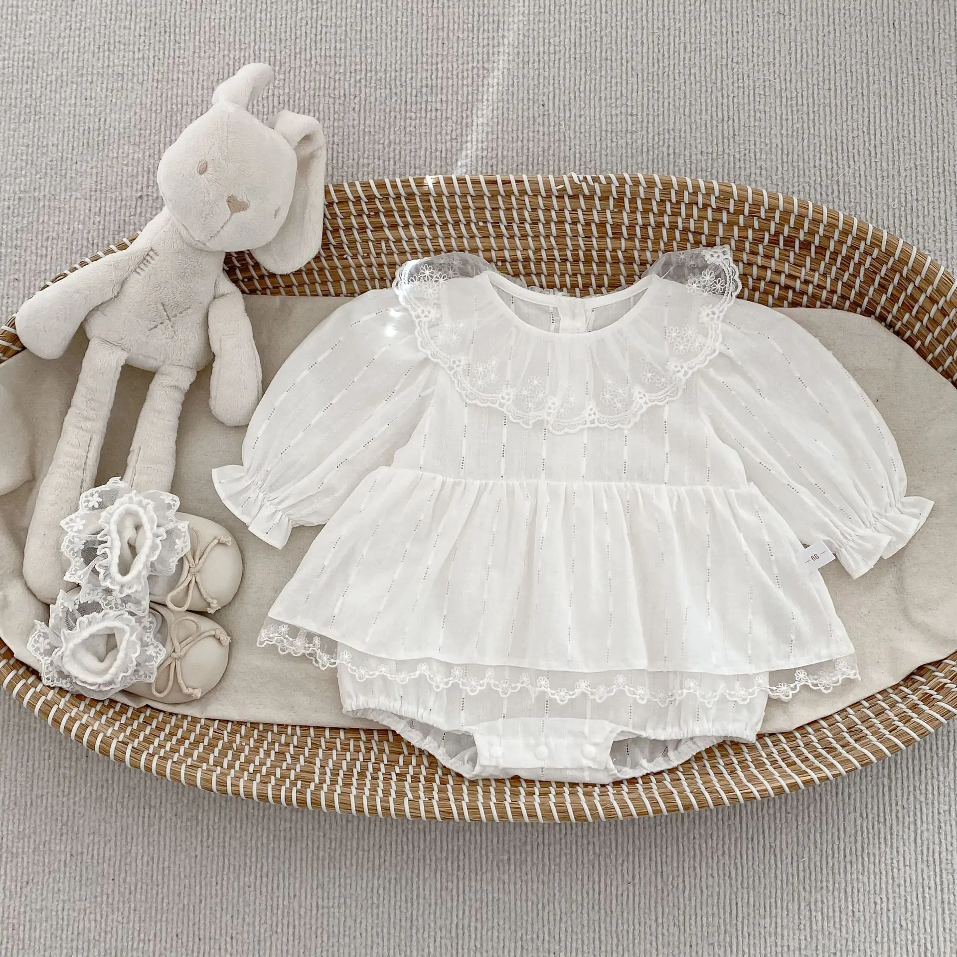 

2026 Spring Baby Girls' New Jumpsuit with Lace Round Neck Long Sleeves, Ha Yi Hundred Day Banquet Princess Fart Skirt