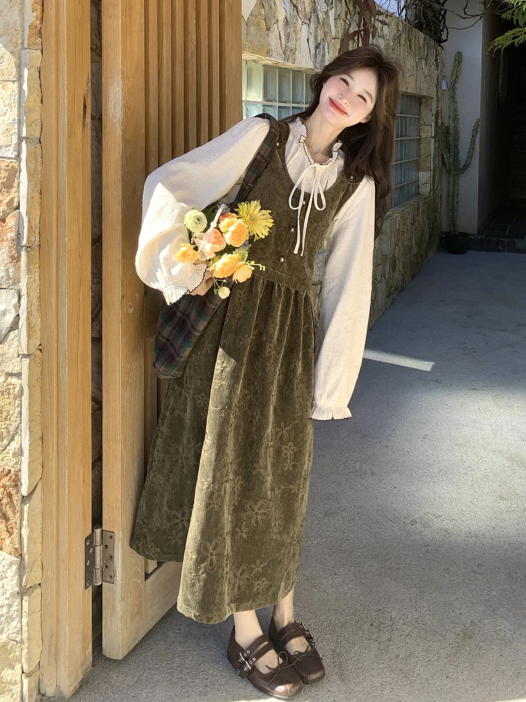 

Ретро-комплект: зеленый бархатный жилет с вышивкой и юбка. Женский модный костюм-двойка (рубашка и юбка) для весны и осени. Новинка. Короткое платье с завышенной талией.