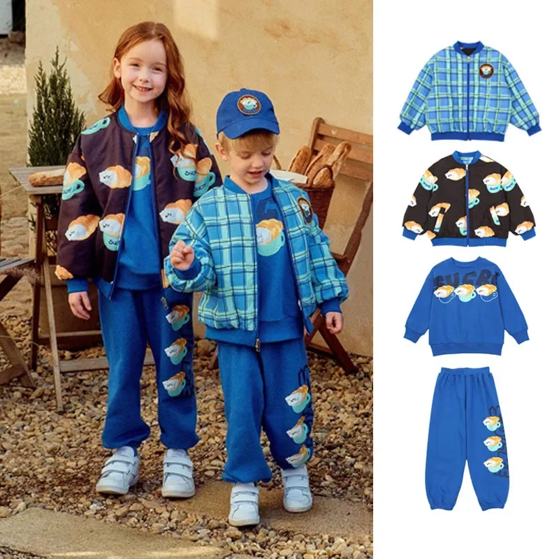 Stokta var! BEBEBEBE 2025 bahar yeni erkek moda kazak seti sevimli erkek ve kız çift taraflı ceket