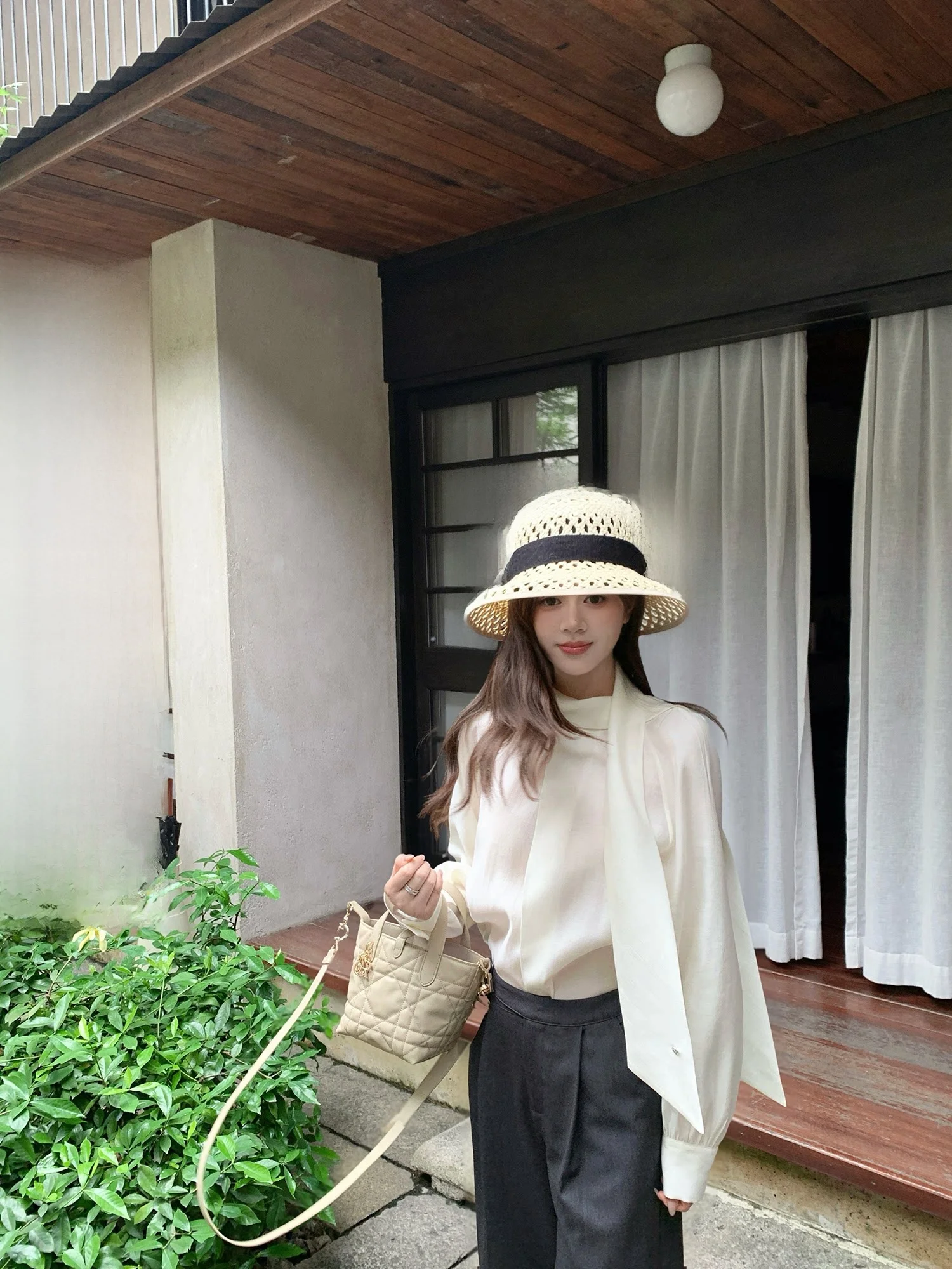 

AHY New Long Sve irt Ele Gentle Sle round Ne Button Closure Loose Fit Women's Breathable Lace Collar Asymmetrica...