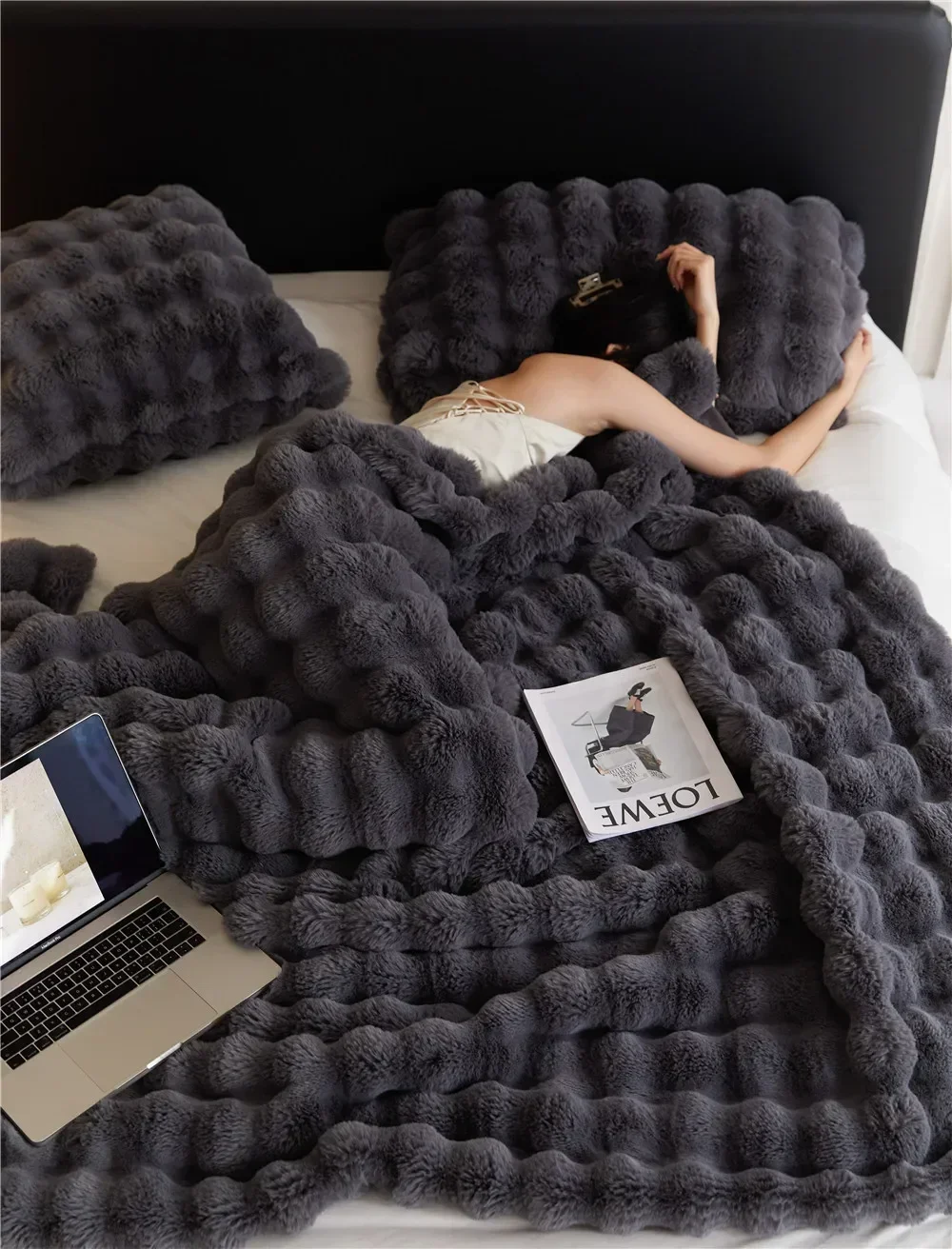 Luxuriously Soft and Cozy Toscana Rabbit Fur Blanket with Double-Sided Bubble Fleece - Ideal for Winter Bedding