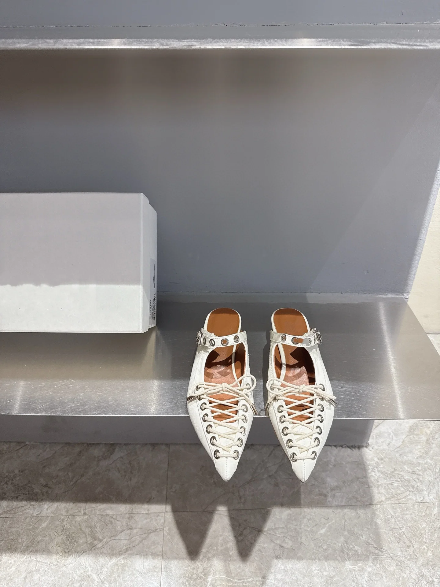 Spitze Sandalen mit Kreuzbindung und Metallschnalle für Frühling und Sommer, die Zehenkappen und Hausschuhe für Damen tragen