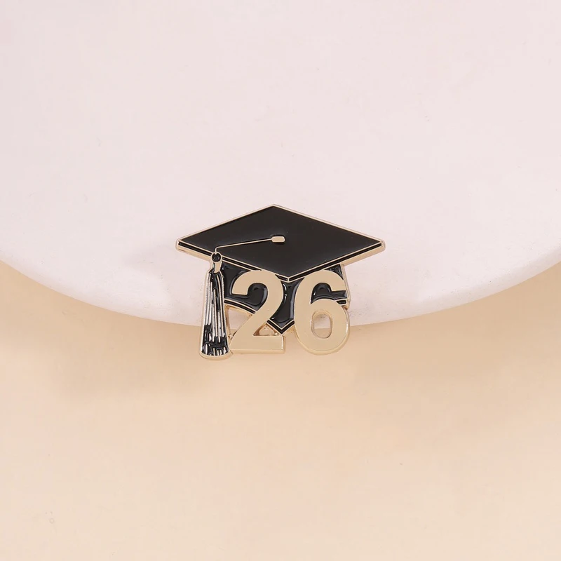 Abschlussfeier 2026 Mortarboard Emaille-Anstecknadel – Absolventenklasse 2026 Metallbrosche für Rucksack und Revers – Schmuckgeschenk für Absolventen und Lehrer – Detail 10