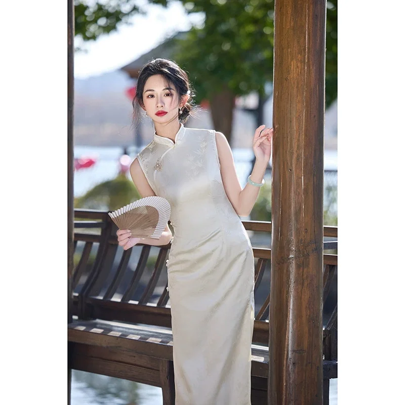 فستان شيونغسام من قماش الجاكار الأبيض الجديد لربيع وصيف 2025 بدون أكمام طراز طويل محسّن أنيق بطبقة مزدوجة تشيباو #4