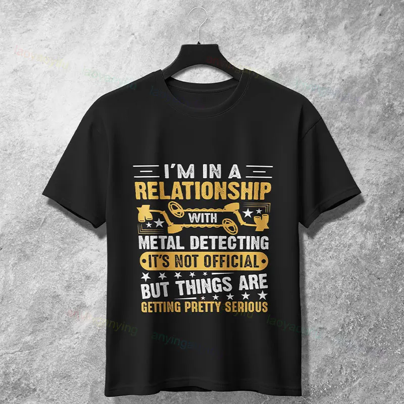تي شيرت برسومات مضحكة للكشف عن المعادن مع "أنا في علاقة مع كشف المعادن" تي شيرت كاجوال بأكمام قصيرة من القطن 100% #1