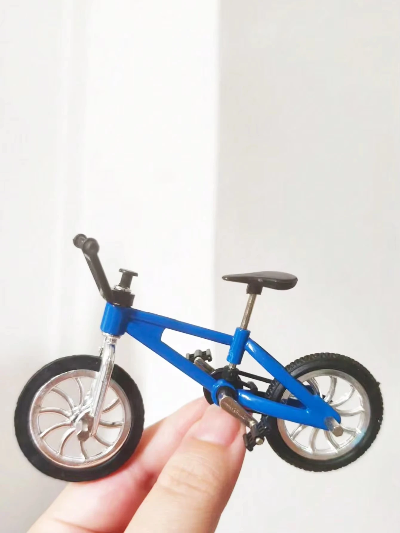 1:12 Miniatur-Fahrrad-Scooter-Set mit Reparaturwerkzeugen und Fahrradhelm für Puppenhaus-DIY-Diorama-Zubehör Mini-Sammlerstücke – Detail 12
