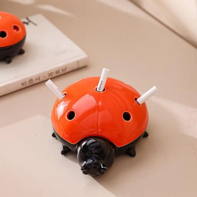 Creative Ceramic Coccinella Septempunctata Design Ashtray Smoking Holder Cigarettes Accessories Ash Tray Office Home Decoration
