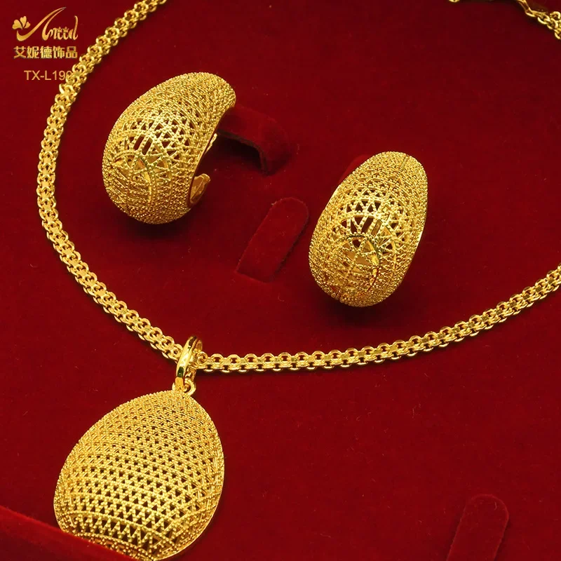 Set di gioielli in rame a due pezzi placcati in oro 24 carati India Dubai Jewelry orecchini con collana con geometria deformata in oro