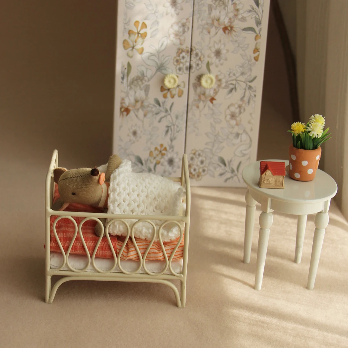 1:12 Miniature Artificial Mini Furniture Wrought Iron Crib Suitable for Doll House Play House Accessories