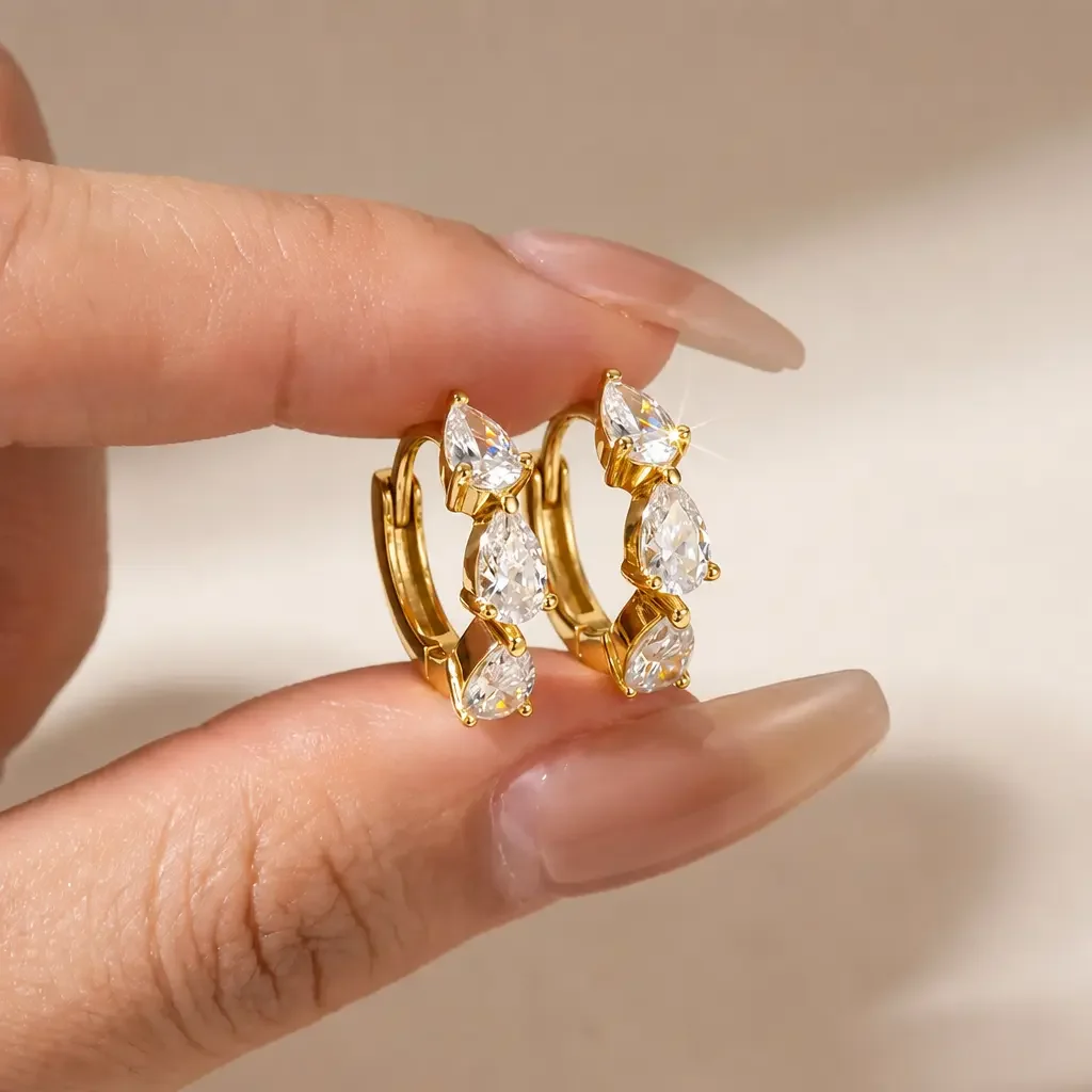 Moonmory Einfache Luxus Umweltfreundliche Messing Dreifach-Birnen-Huggie-Creolen für Damen 18K Vergoldete Ohrringe 5A Zirkon – Detail 4