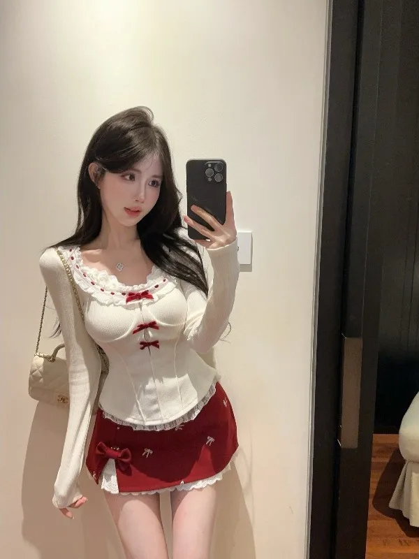 

Комплект с короткой юбкой в рождественском стиле: кружевная отделка с вышивкой узелками, милый и дерзкий образ