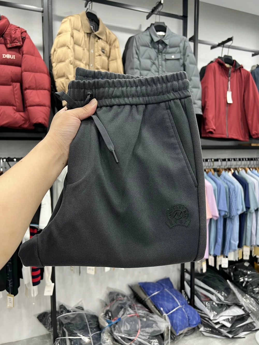 

Мягкие, приятные к телу спортивные повседневные брюки для мужчин с манжетами и шнурком, удобные, дышащие, из смесового полиэстера.