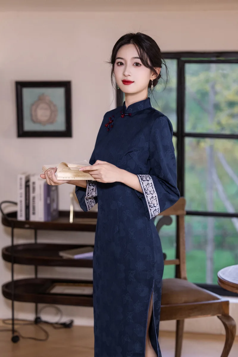 جديد 2025 خريف/شتاء النمط الصيني تحسين فراشة قماش جاكار تشيباو أداء كبير الحجم تشيباو