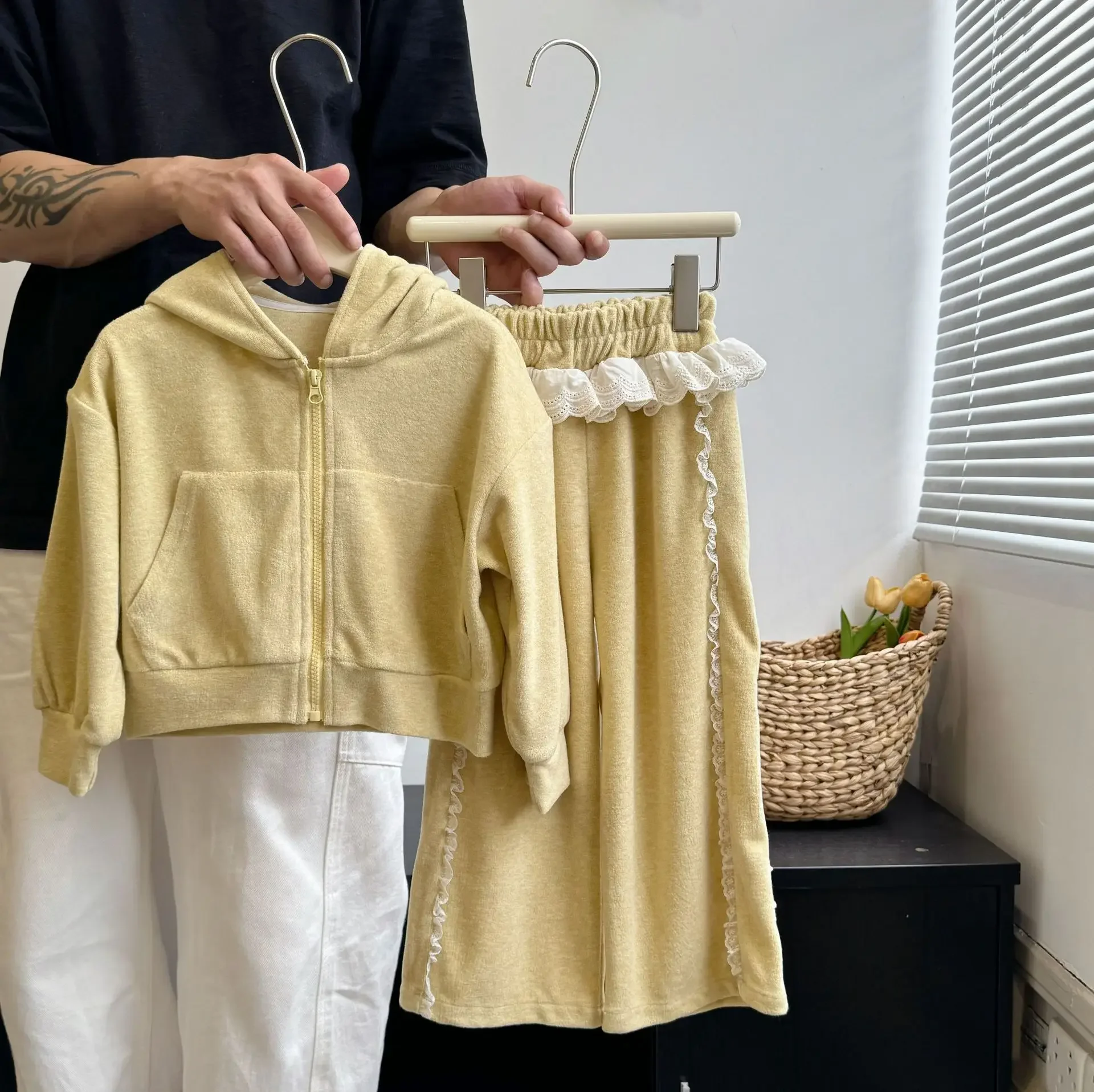 

Girls Suits 2024 Autumn New Girls Suit Western Style Hoodie Coat Children Sweatpants Two-piece Set Korean Simple Style Clothes