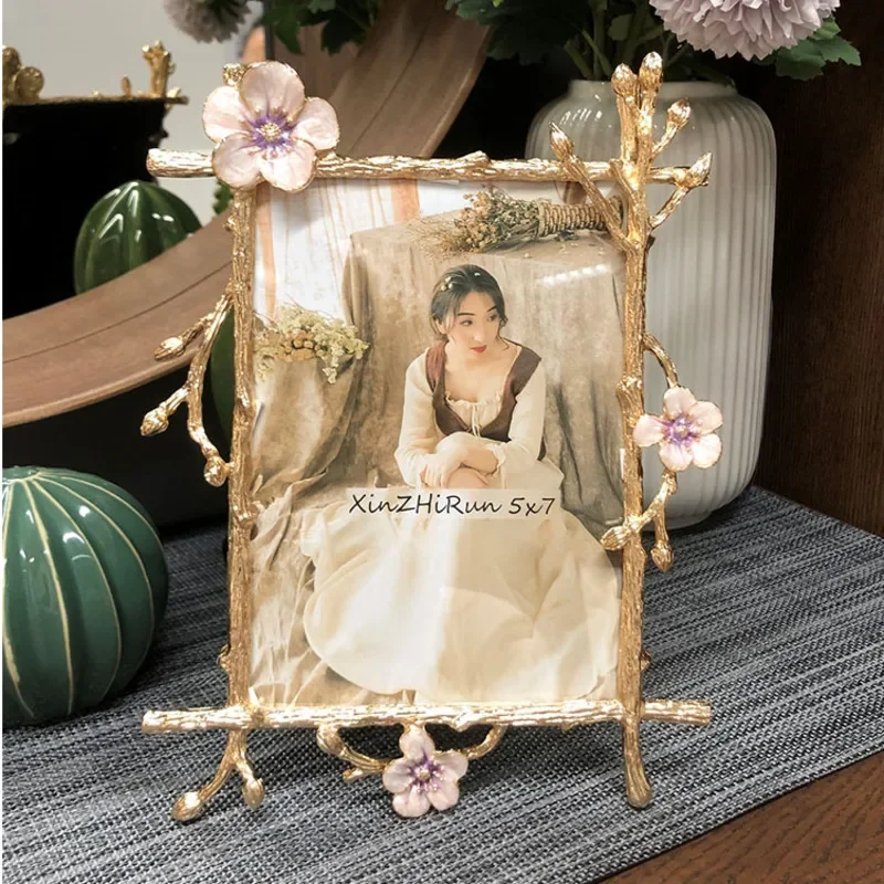 Luxurious Metal Display Frame Elegant Picture Holder Ideal for Guest Room Decor Sophisticated Design Photo Showcase