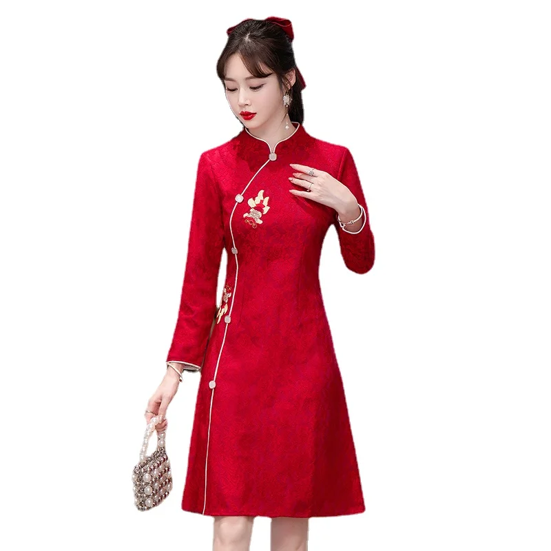 Abbigliamento da donna tradizionale cinese Cheongsam di fascia alta abito Qipao rosso Vintage con ricamo in pizzo a maniche lunghe autunnale di buona qualità