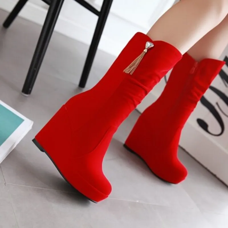 

2026 модные женские ботинки до середины икры с круглым носком на танкетке 11 см на платформе 3 см с украшением 42 43 сексуальные женские бота