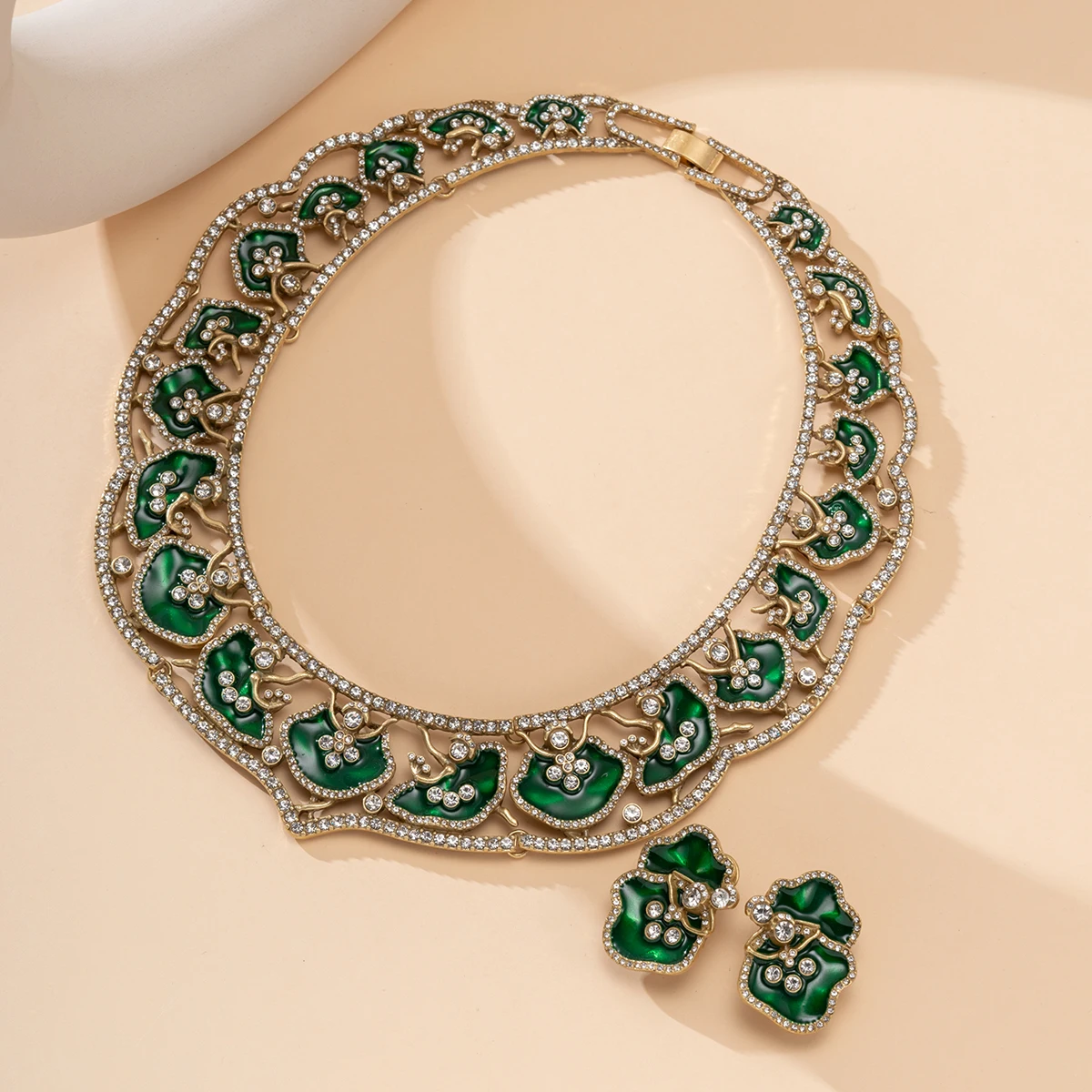 Chinese-style retro jade green lotus leaf diamond-embellished choker necklace and earrings two-piece set, luxury jewelry set for banquets