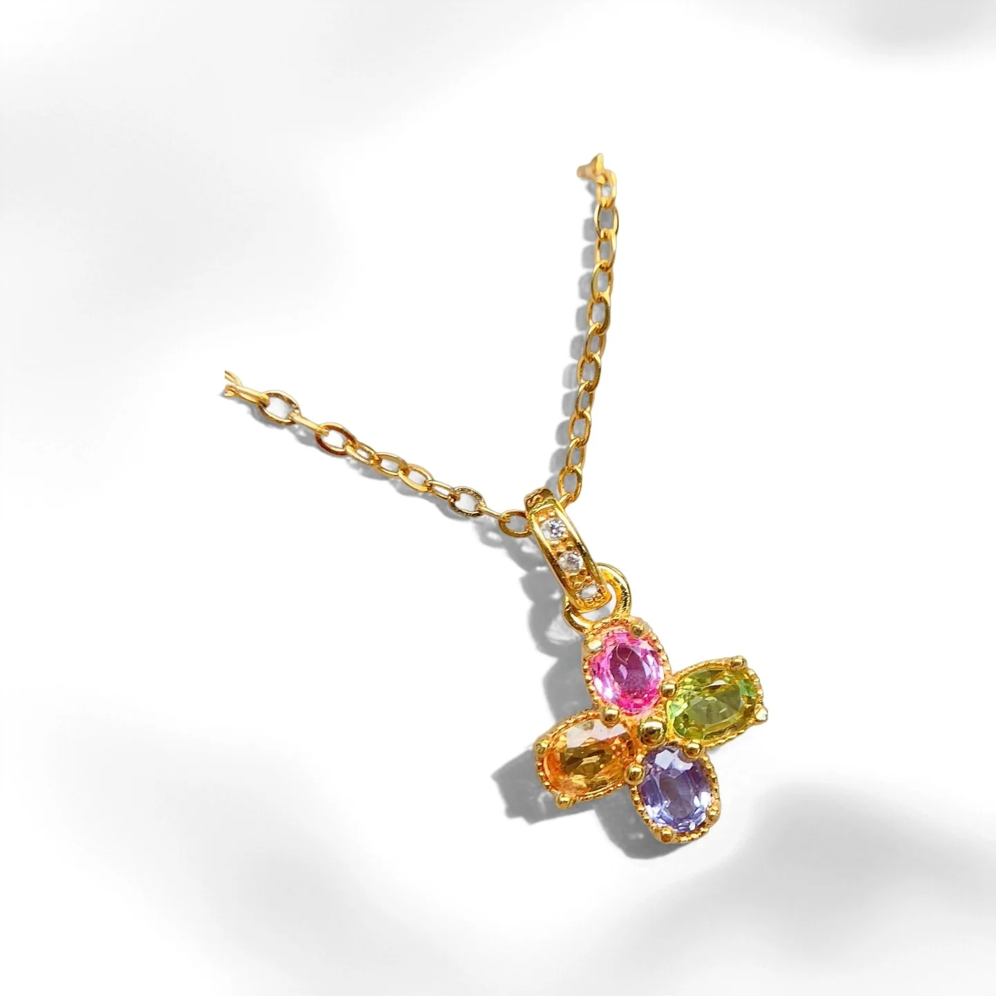 

Новый кулон из серебра 925 пробы с сапфиром и четырьмя листами клевера 3x4 м.