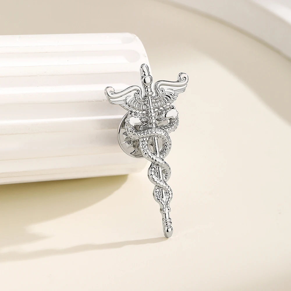 Hanreshe جديد الطبية Caduceus بروش الطب قضيب من Asclepius دبوس الأفعى الموظفين شارة للطبيب ممرضة التمريض طالب