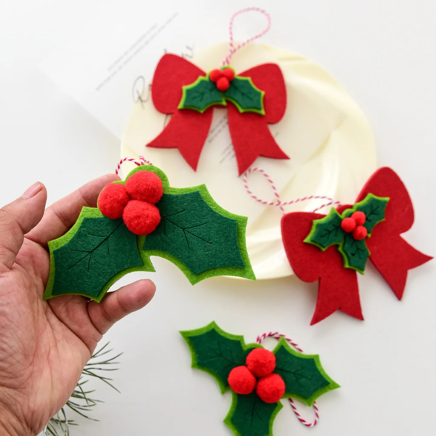 

1PCS Santa Fruit Leaves with Magenta Green Double Leaf Three Leaf Bow Family Room Dress Up Merry Christmas