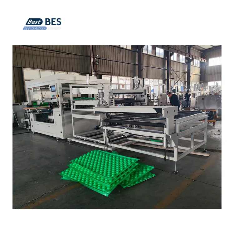 BES Copertura automatica della pellicola Laminazione del pannello di riscaldamento a pavimento Pannello in schiuma EPS Macchina per formare sottovuoto in plastica per pavimenti riscaldati