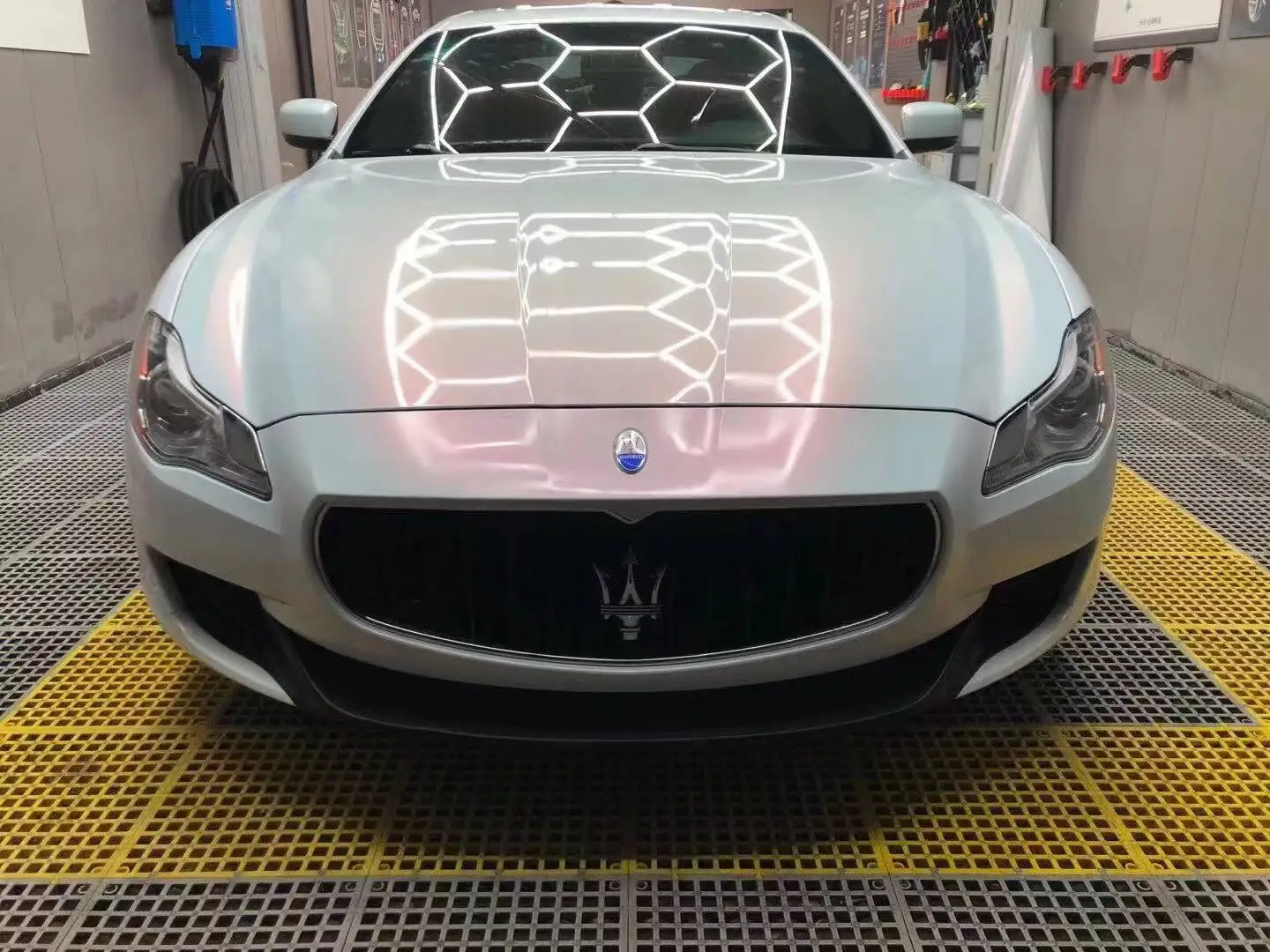 

Chameleon Pearl Iridescent PPF Wrap (White/Red) | Full Car Paint Protection Film, Self-Healing, Scratch Proof 1.52x15 Meters