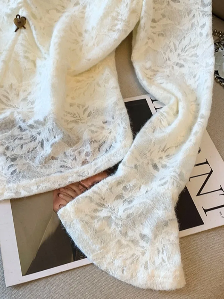 Koronkowa bluzka z dekoltem w serek, podkreślająca figurę, modna bielizna damska, elegancka odzież wewnętrzna na jesień i zimę, delikatna i wygodna.