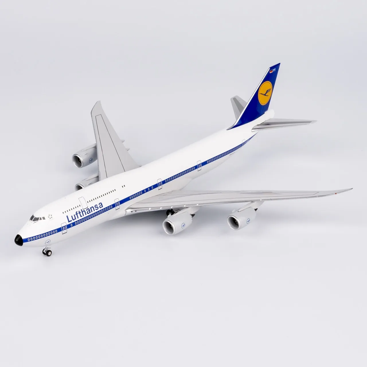 Diecast 1/400 Scale Lufthansa 747-8 Passenger Aircraft Alloy Plane Model Finished For Souvenir Hobby Collectible Airplane Models