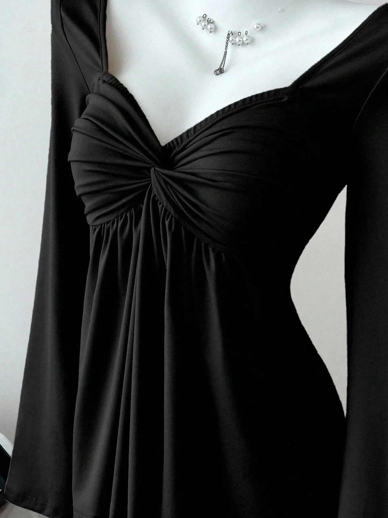 Sens du design français d'automne et d'hiver, tempérament de mode torsadé sur la poitrine, haut pull à manches longues pour femmes