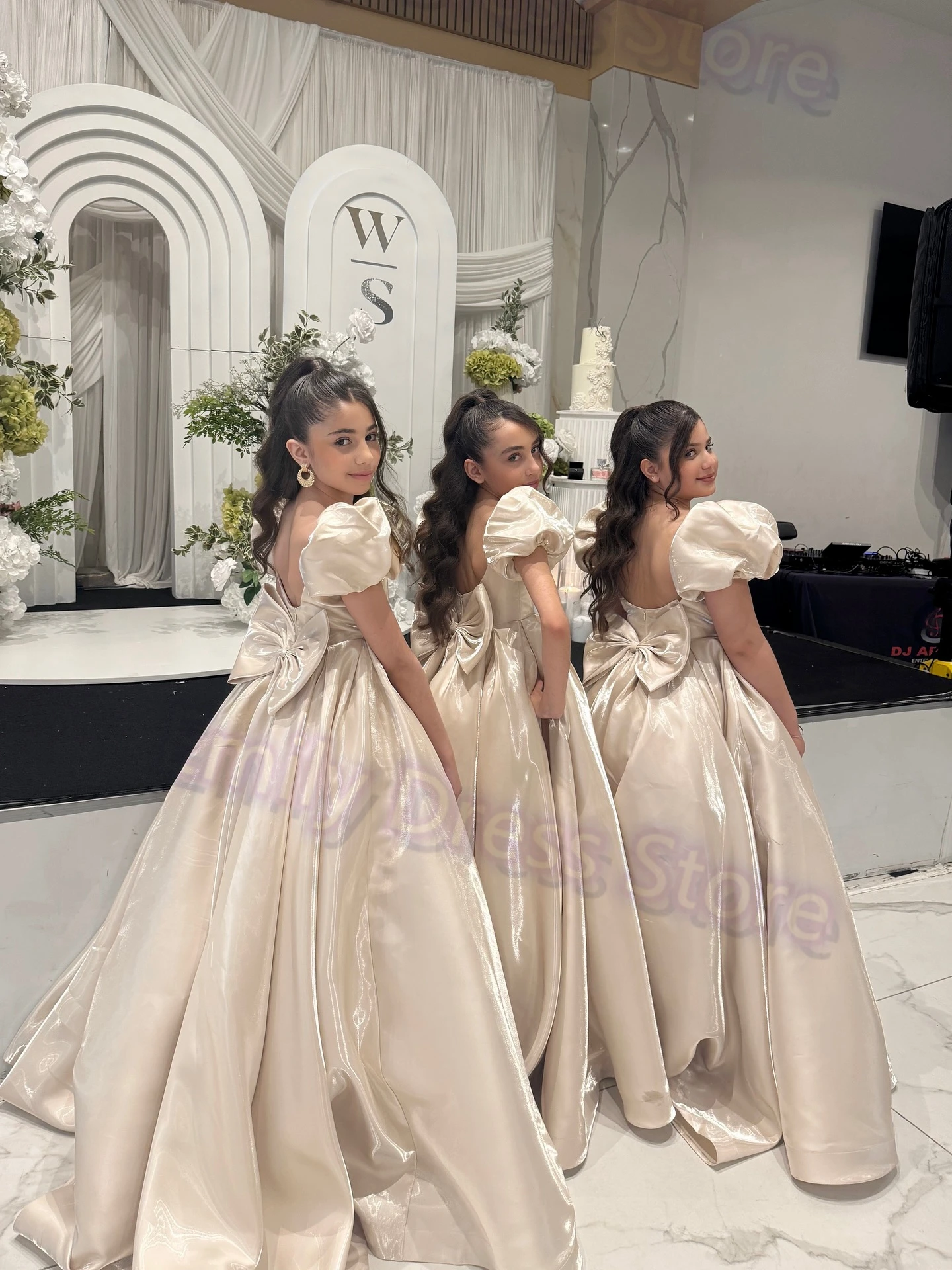 결혼식을위한 맞춤형 샴페인 플라워 걸 드레스 리본이 달린 새틴 푹신한 바닥 길이 어린이 생일 첫 성찬식 가운