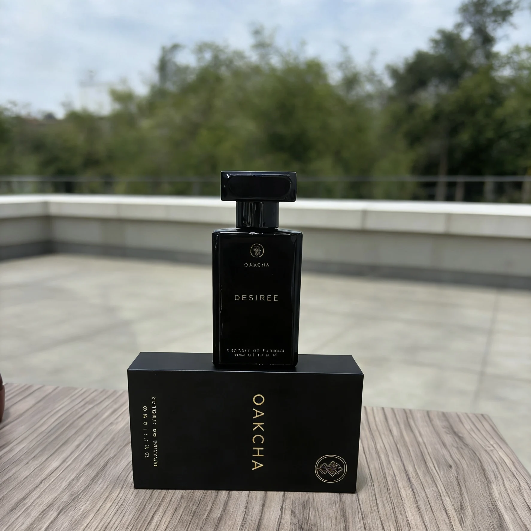 Oakcha Desiree Desire perfume is an advanced and charming dark wood flower fragrance. Huoxiang, Sandalwood, and Musk, cool and lazy, with a mysterious and seductive aura. The black bottle has a high-end texture and a long-lasting fragrance. view 5
