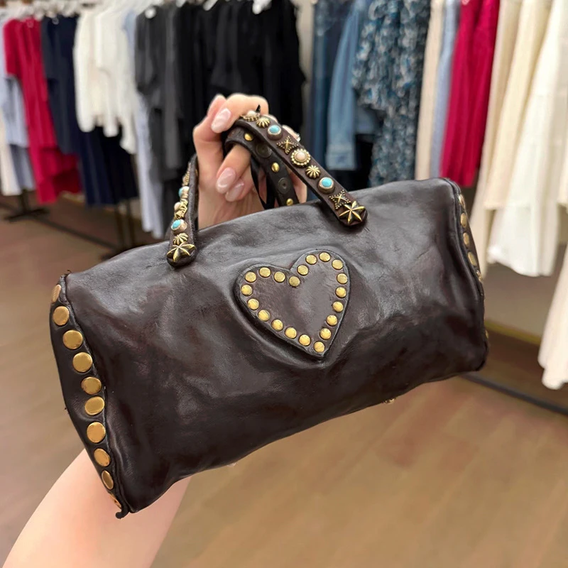 Vintage Handtasche mit Zylinderform und dunkelbraunem Griff, Damen Retro Distressed Barrel Bag, Handtasche mit Herz-Nieten-Dekor und Metallnieten – Detail 5