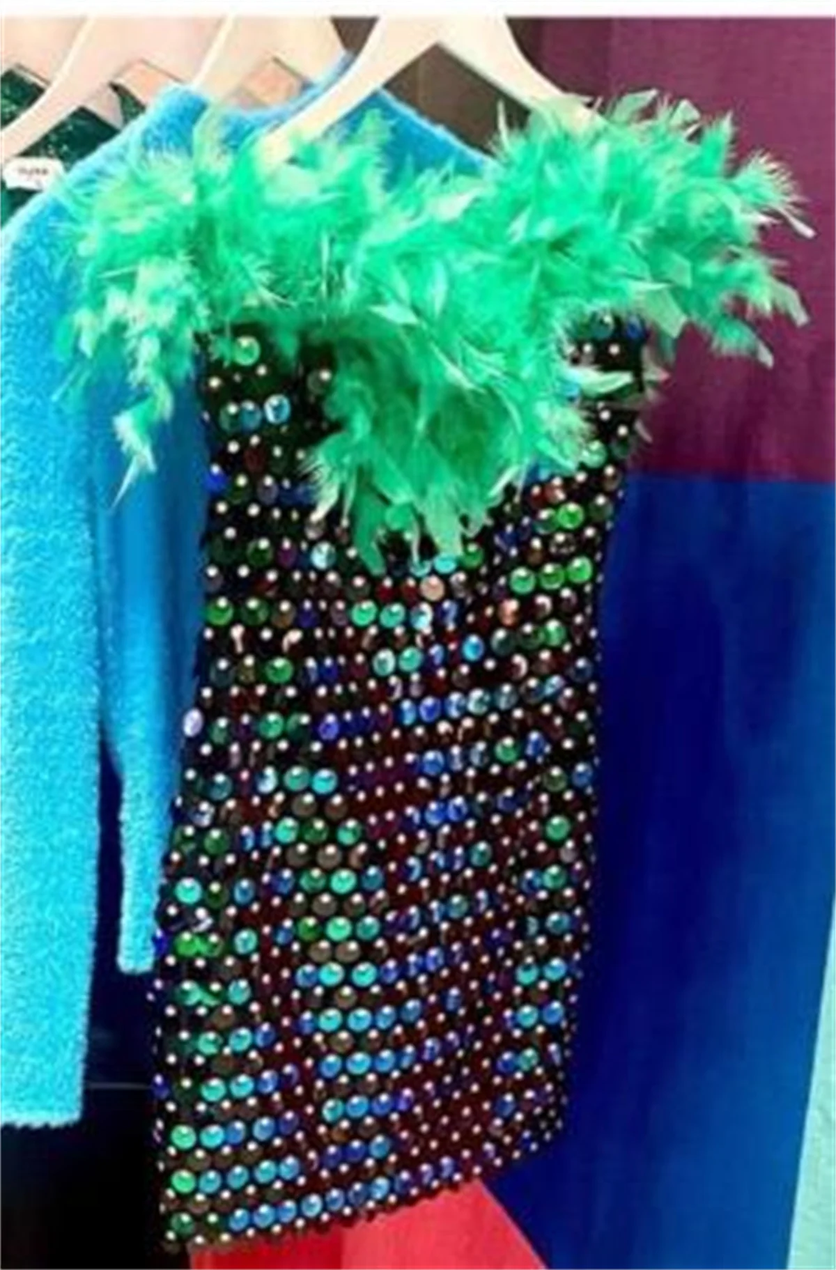 Robe de soirée élégante personnalisée, robe de danse, paillettes vertes, plumes rouges, occasion spéciale, 2023