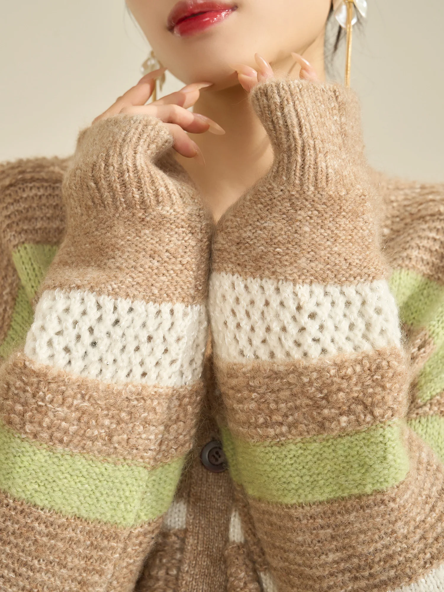 

Женский вязаный кардиган Flowing Era Весна 2026 с ажурным полосатым узором и цветовыми блоками, мягкий полиэстер, длинный рукав