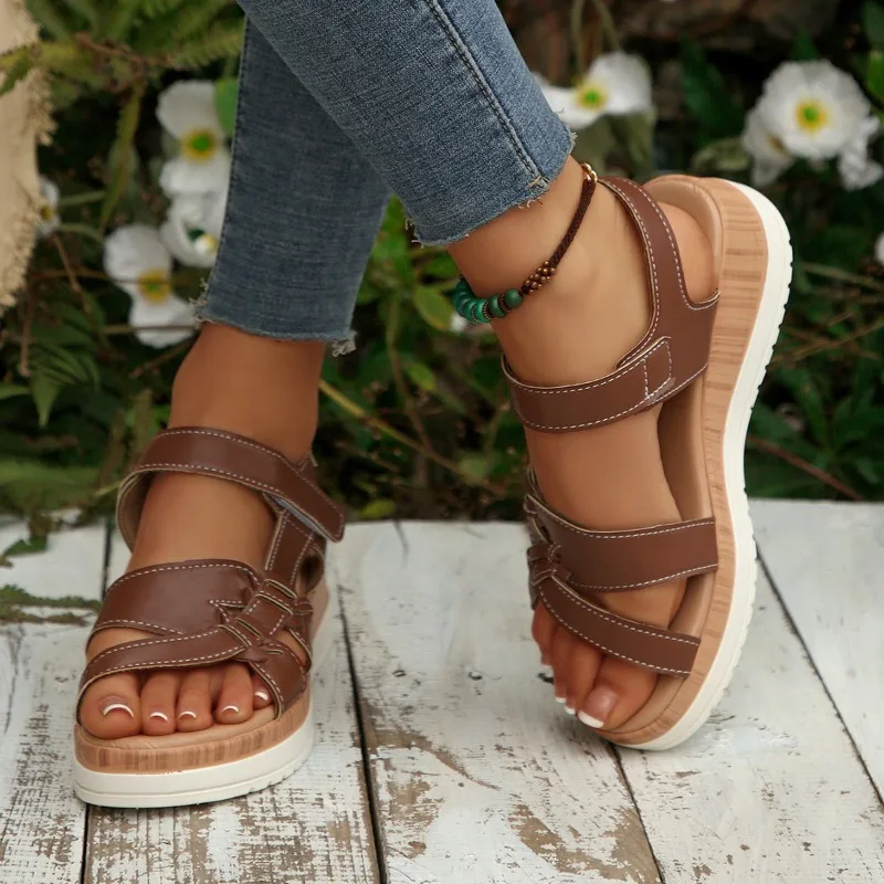 

Летние женские сандалии на танкетке 2026: модные, с открытым носком, на ремешке вокруг щиколотки, повседневные римские сандалии, удобные уличные пляжные туфли для женщин