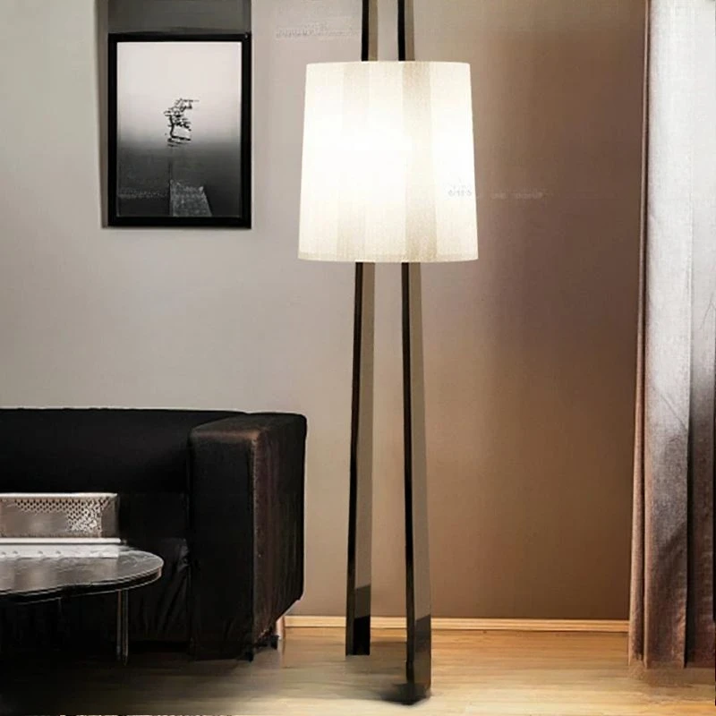 Divano del soggiorno postmoderno di lusso leggero accanto alle lampade italiane, camera da letto, villa, lampada da terra creativa