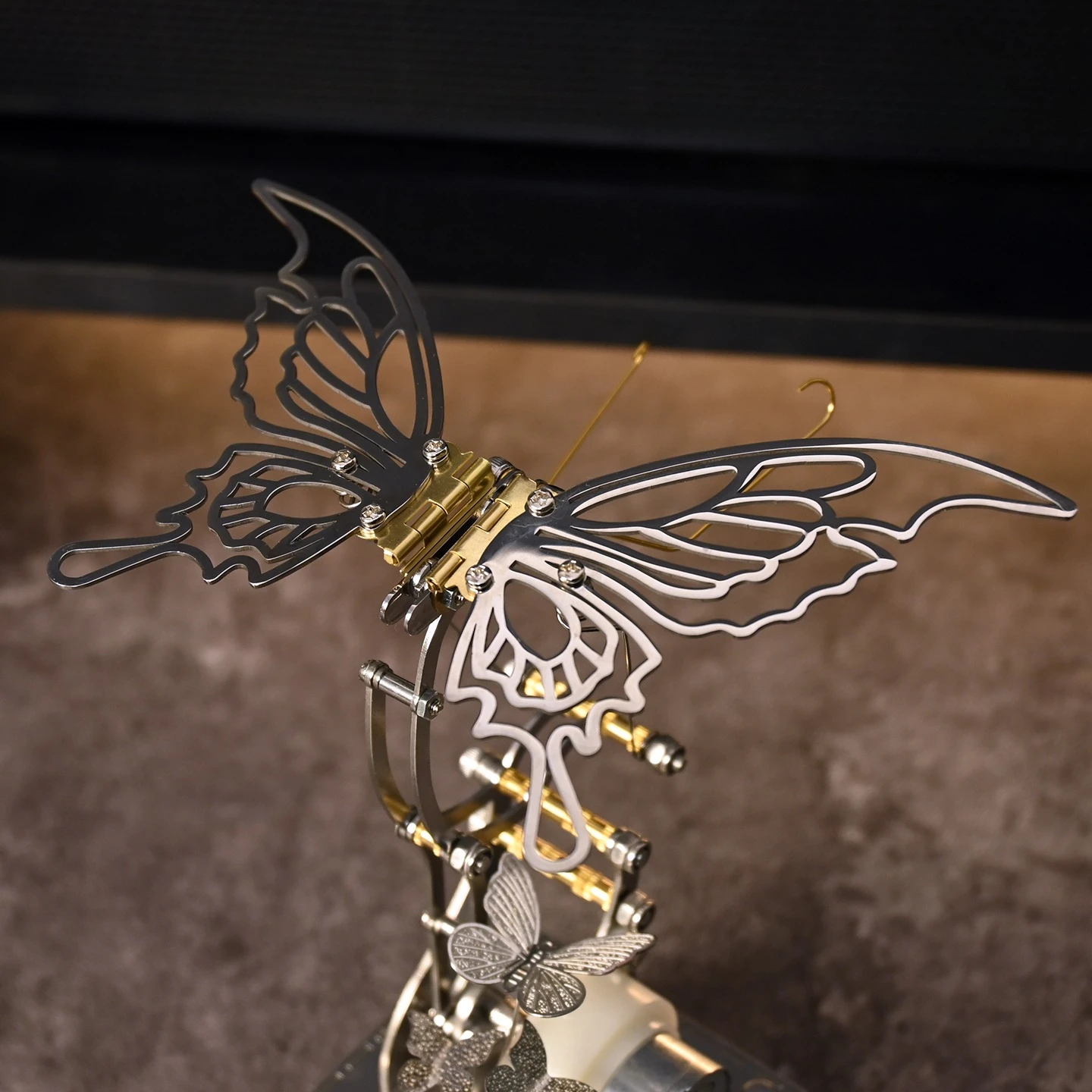 تمثال فراشة ميكانيكية نموذج فراشة ميكانيكية ديكور سطح المكتب الإبداعي هدية فراشة ميكانيكية كهربائية معدنية
