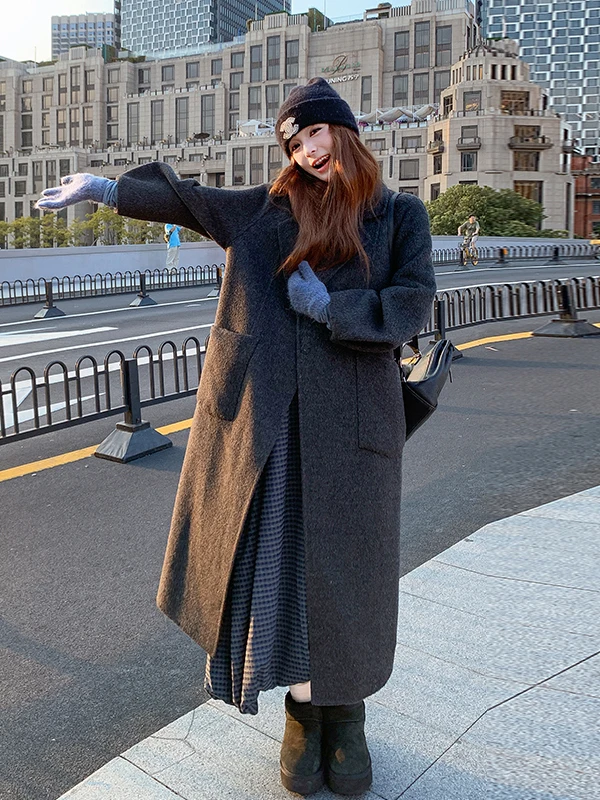 Manteau en laine long au-dessus du genou en charbon de bois pour femmes, automne-hiver 2025, nouveau manteau en tweed double face haut de gamme cintré à la taille