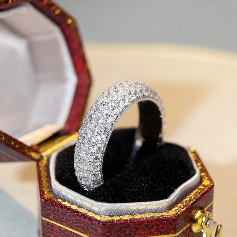 18K white gold and platinum PT950 moissanite ring designed for both men and women, featuring a full circle setting of D-color