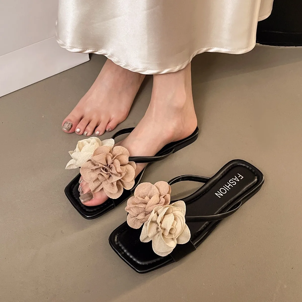 

Flat-bottomed Flip-flops Shoes Girl 2025 Summer New Korean Version Fairy Style Fashion Flower Beach Cool Slippers Girl
